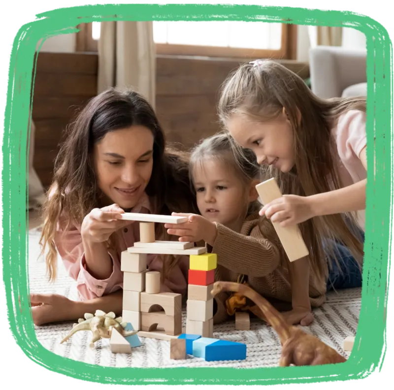 Oppas speelt met kinderen in een gezellige huiskamer